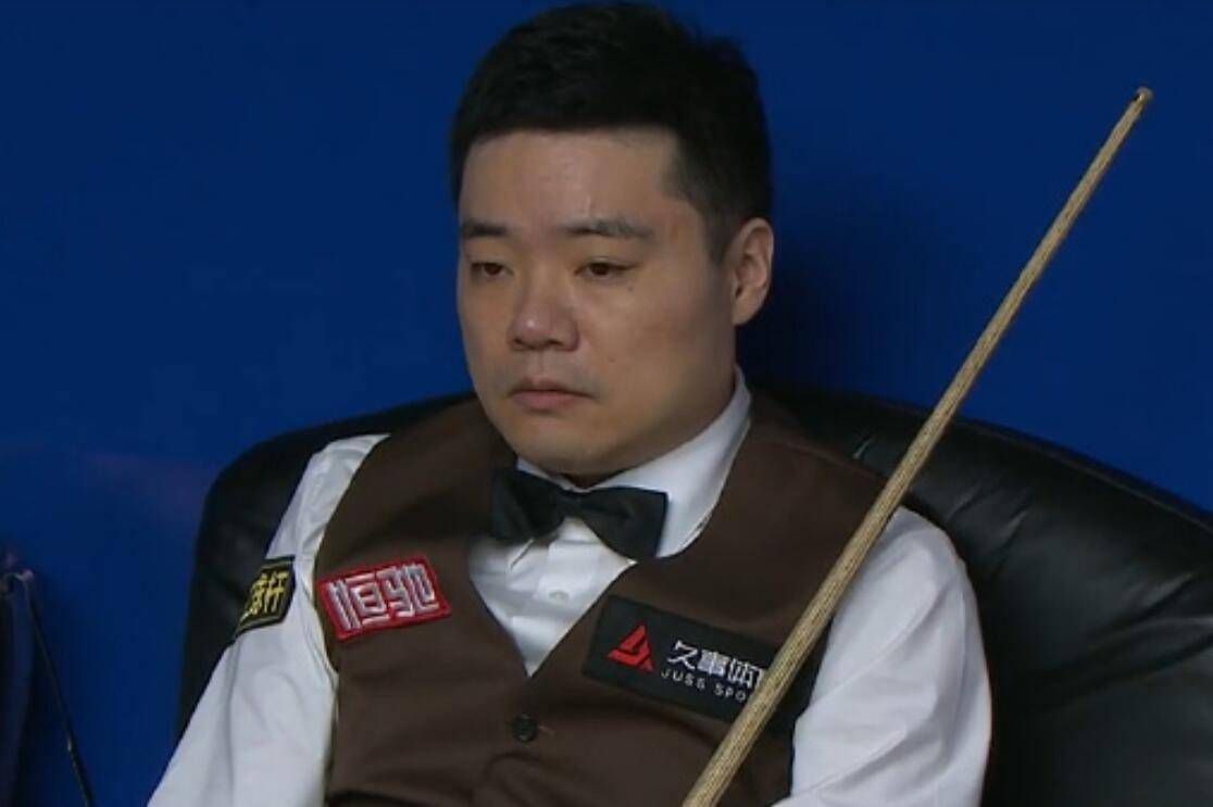 两个少妇撅着屁股做爰
