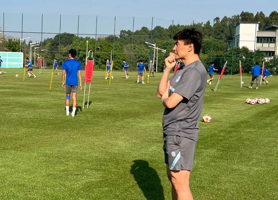 小妖精太湿太紧了拔不出动态图